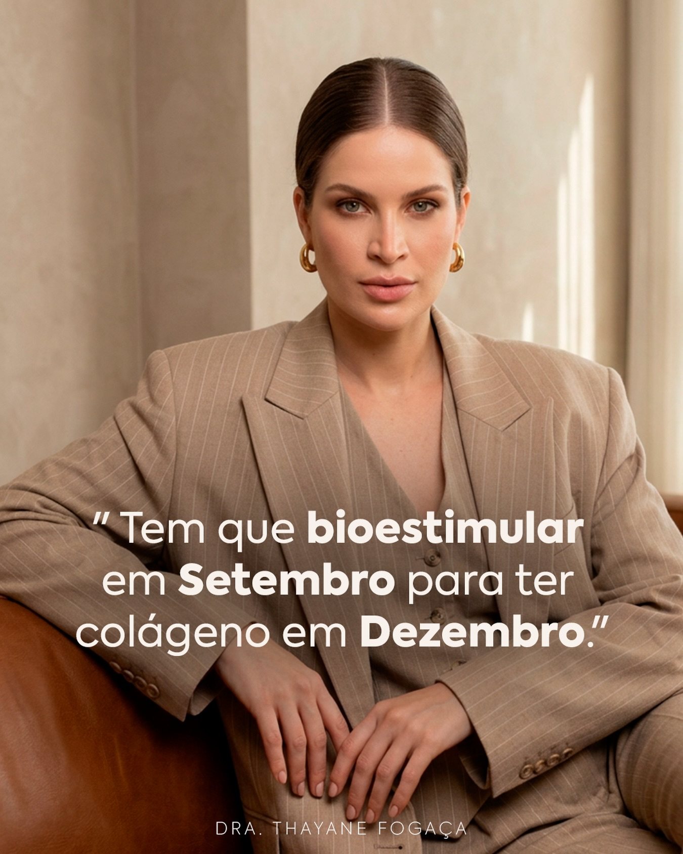 Dra. Thayane Fogaça em retrato editorial, blazer bege, luz de janela
